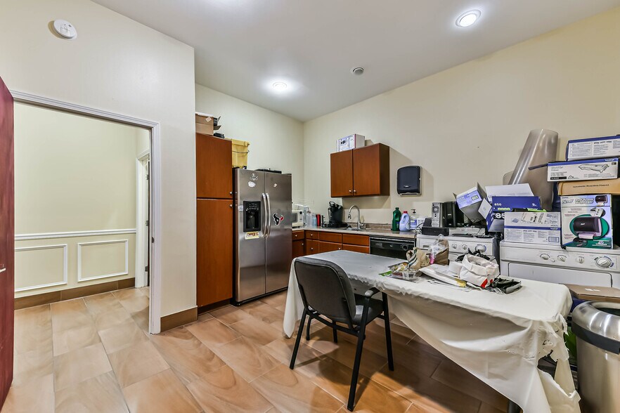 More Photos Of 1111 S Friendswood Dr, Friendswood Office For Lease