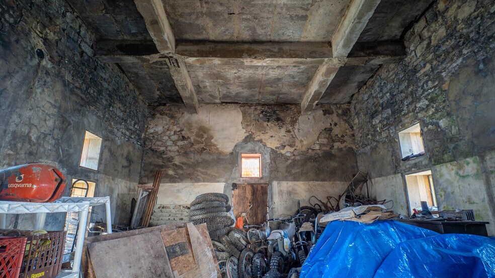 More Photos Of 105 E Couch St, Alton General Retail For Sale