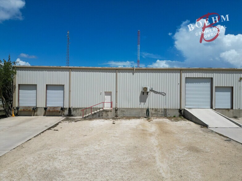 More Photos Of 995 Industrial Blvd, Del Rio Distribution For Lease