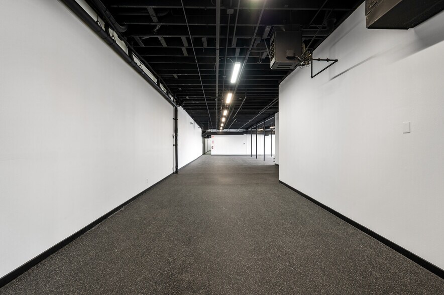 More Photos Of 800 E Dyer Rd, Santa Ana Showroom For Sale