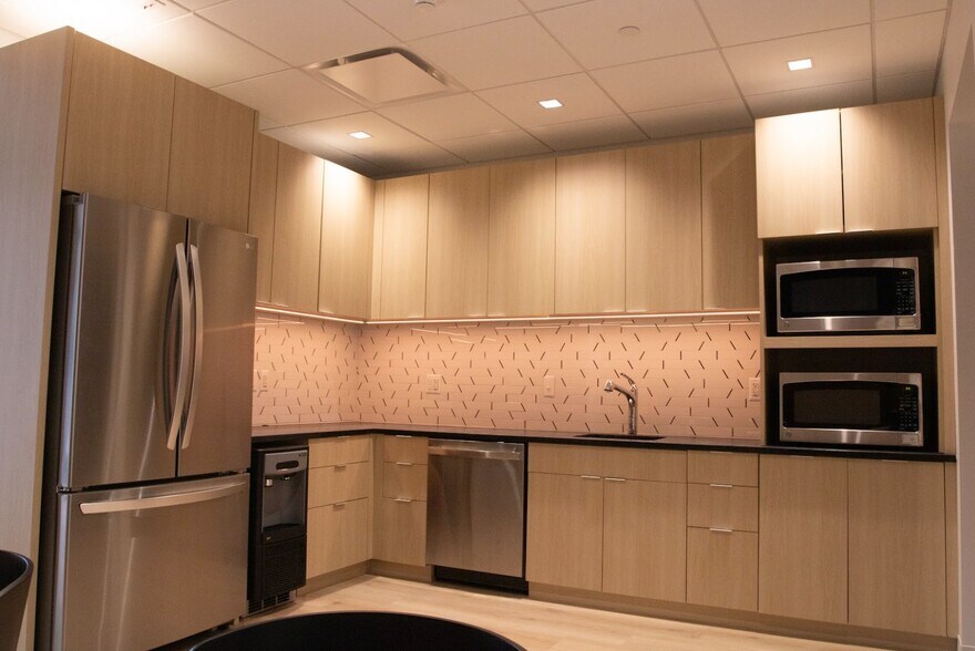 More Photos Of 27 S Squirrel Rd, Auburn Hills Coworking Space