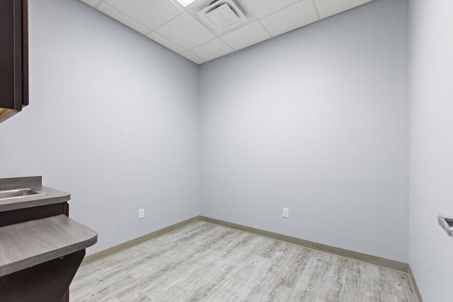 More Photos Of 105 Park Place Blvd, Davenport Medical For Sale