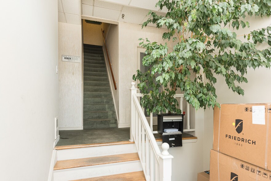 More Photos Of 53-55 Newtown Ln, East Hampton Storefront Retail Residential For Sale
