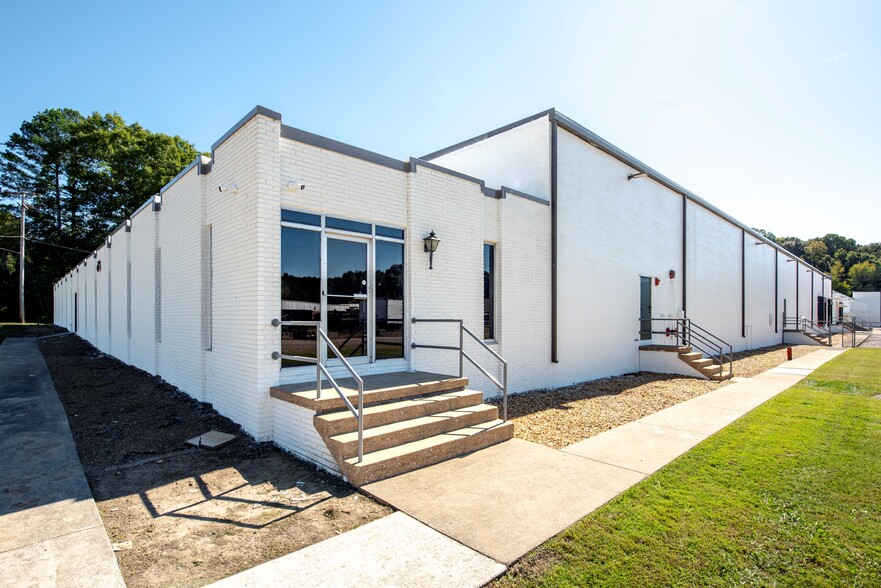 Primary Photo Of 1700 Overhead Bridge Rd NE, Cleveland Warehouse For Lease