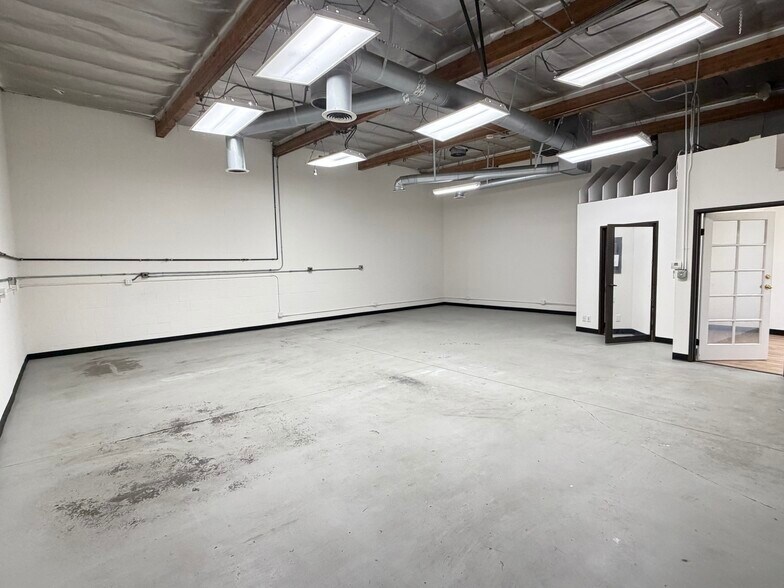 More Photos Of 820-830 Thompson Ave, Glendale Manufacturing For Lease
