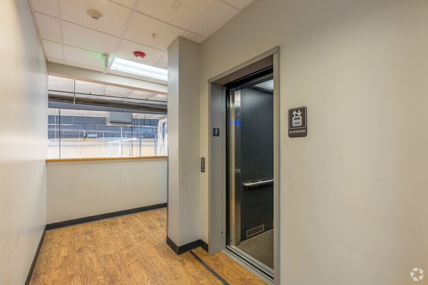 More Photos Of 400 SE Fairmount Dr, Pullman Department Store For Sale