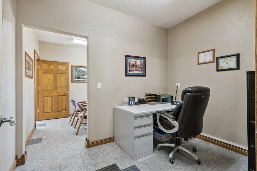 More Photos Of 702 Short St, Decorah Office For Sale