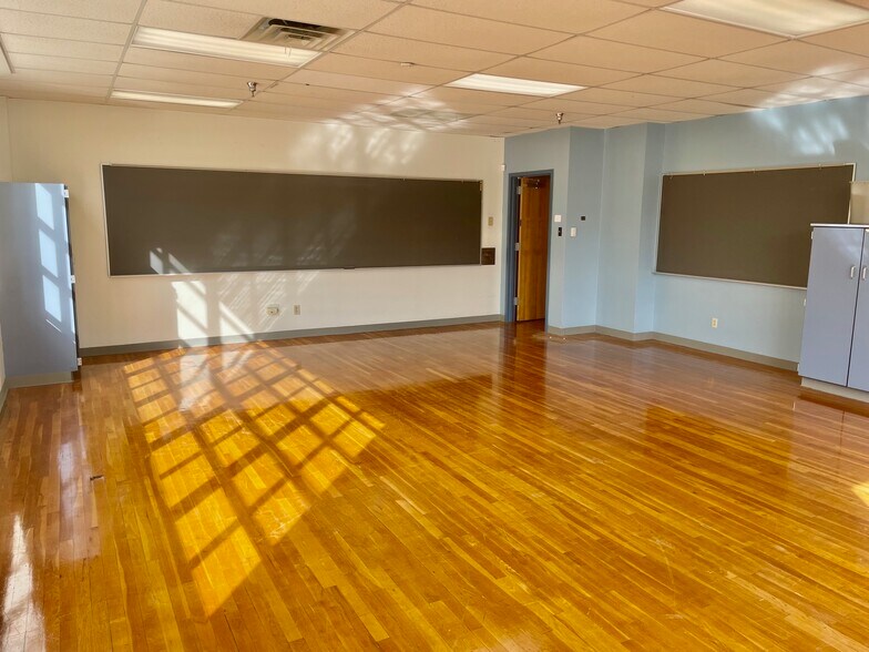 More Photos Of 216 E College St, Seguin Flex For Sale