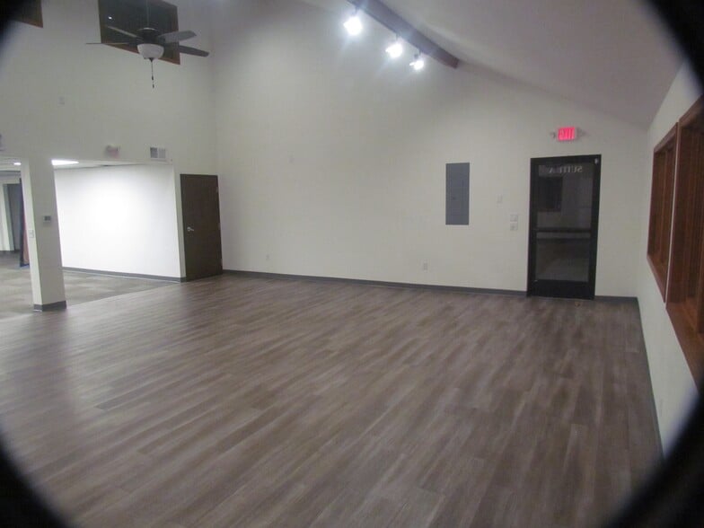 More Photos Of 1915 N 6th St, Wausau Office For Lease