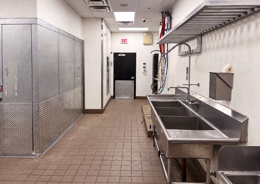 More Photos Of 5000 E Main St, Farmington Department Store For Lease