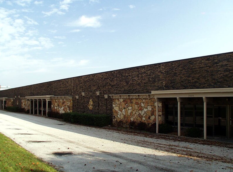 More Photos Of 2022-2052 Congressional Dr, Maryland Heights Manufacturing For Lease