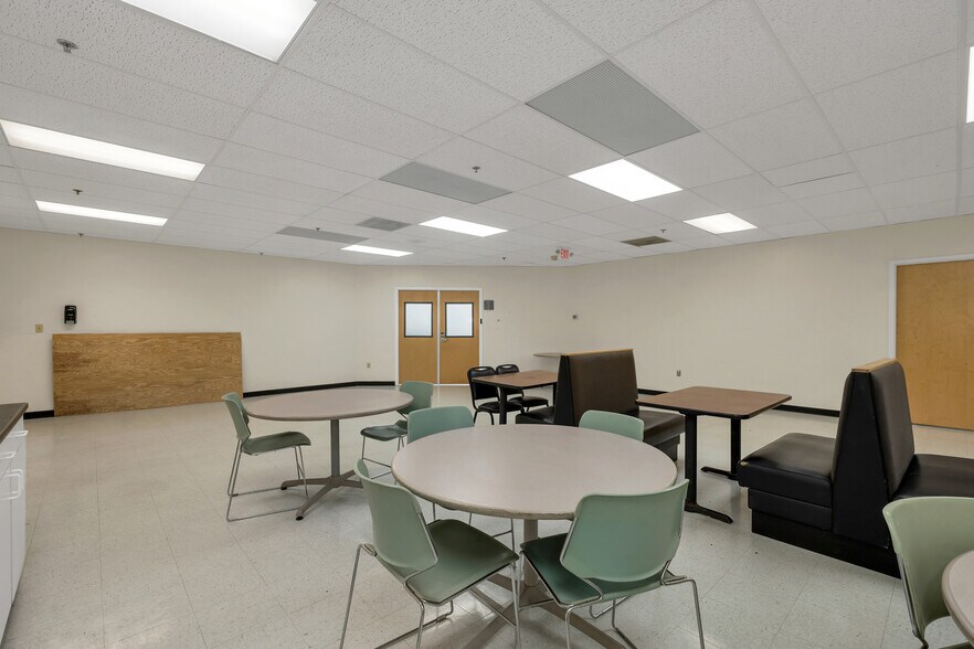 More Photos Of 41 Simon St, Nashua Flex For Lease