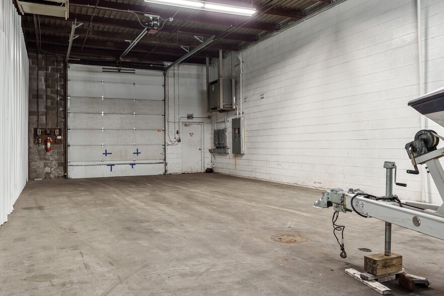 More Photos Of 3944 Auburn St, Rockford Warehouse For Lease