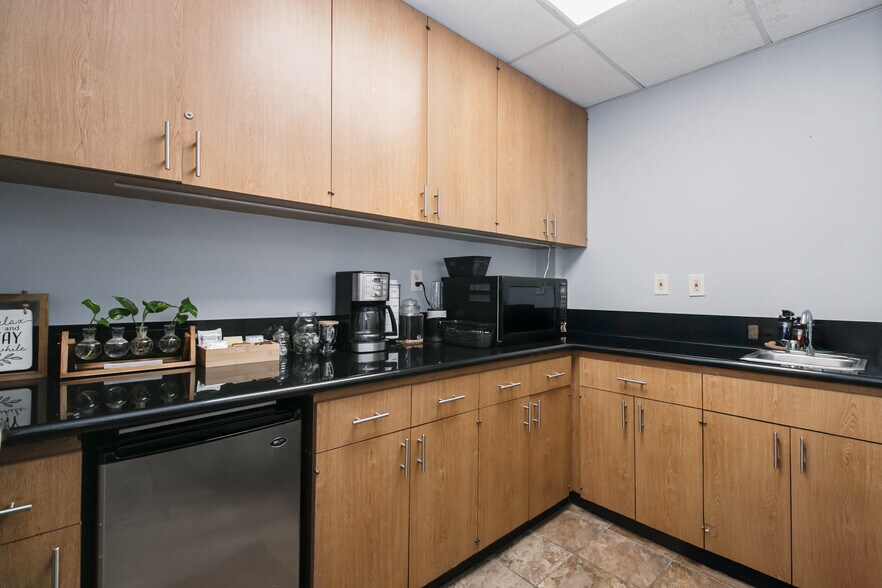 More Photos Of 21049 Devonshire St, Chatsworth Office Residential For Lease