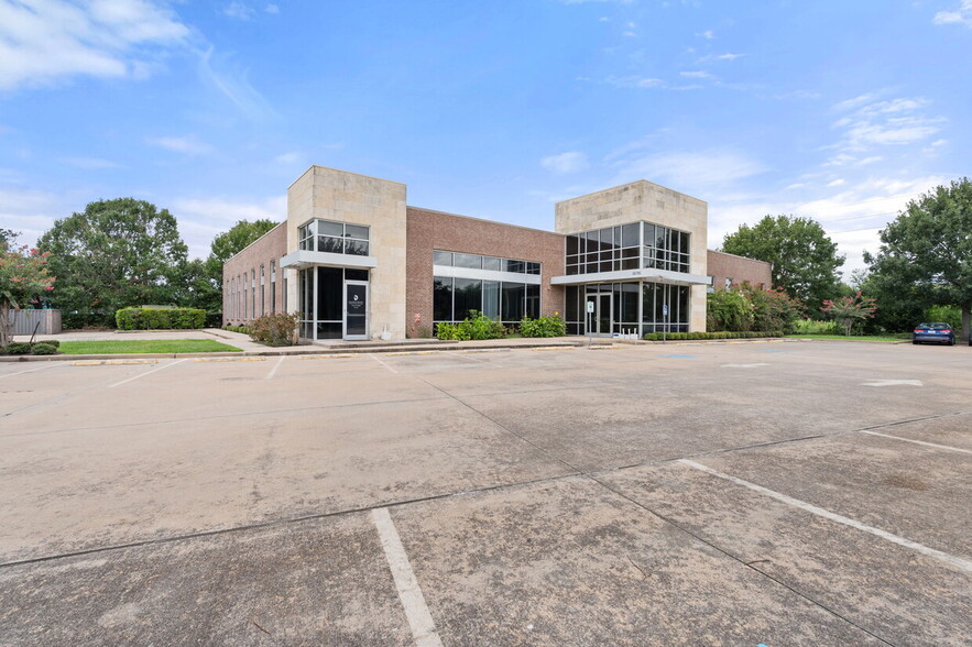 Primary Photo Of 16701 Creek Bend Dr, Sugar Land Medical For Lease