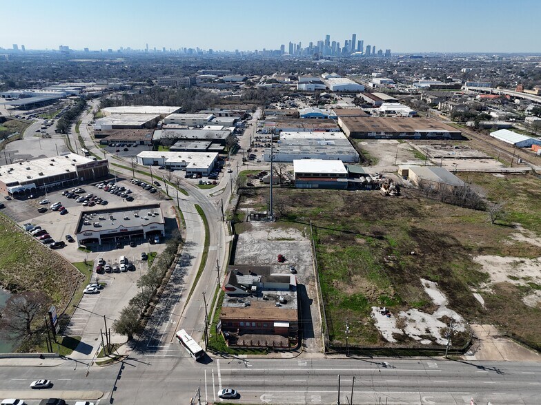 More Photos Of 338 S Wayside Dr, Houston Bar For Sale