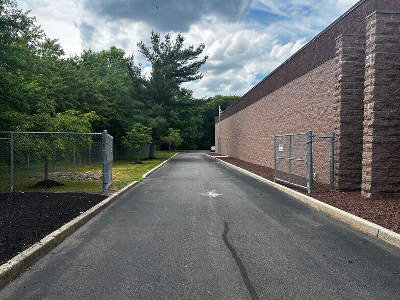 More Photos Of 14-16 Thomas J Rhodes Industrial Dr, Trenton Warehouse For Lease