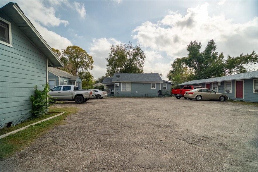 More Photos Of 13928 Bandera St, Houston Apartments For Sale