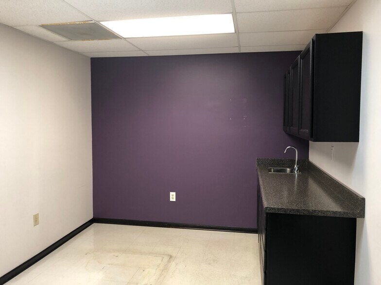 More Photos Of 11355 Pembrooke Sq, Waldorf Medical For Sale