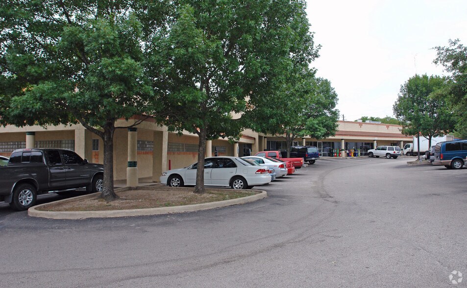 More Photos Of 7517-7523 Cameron Rd, Austin Freestanding For Lease