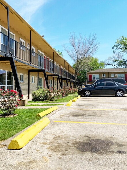 More Photos Of 3045 Golfcrest Blvd, Houston Apartments For Sale