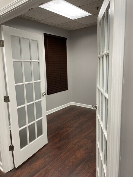 More Photos Of 1881 Commerce Dr, Elk Grove Village Office For Sale