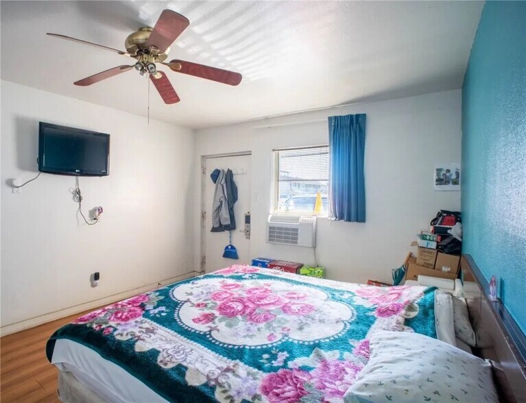 More Photos Of 520 S Jackson St, Jacksonville Hotel For Sale