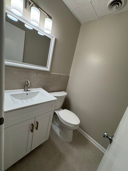 More Photos Of 311 Maple Ave W, Vienna Medical For Lease