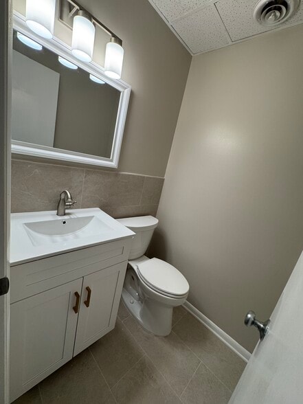 More Photos Of 311 Maple Ave W, Vienna Medical For Lease