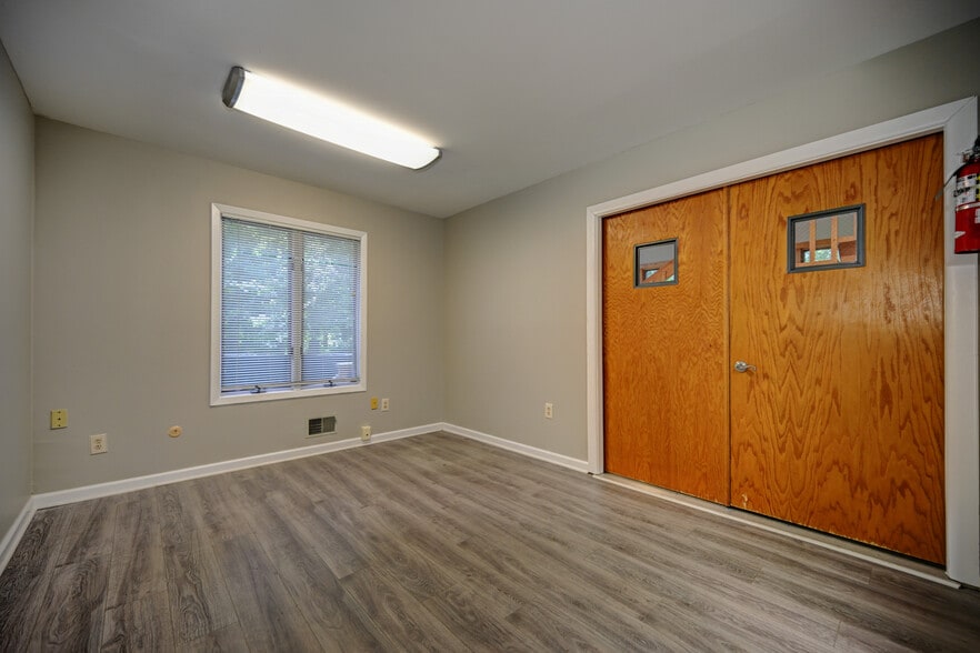 More Photos Of 270 Route 9 N, Manalapan Township Office For Lease