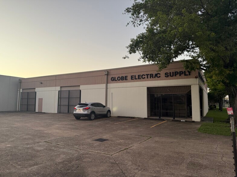 Primary Photo Of 10902 Roark Rd, Houston Warehouse For Lease