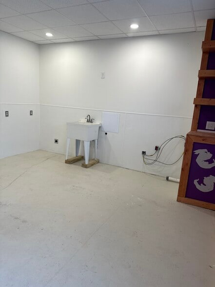 More Photos Of 909 Starkeys Aly, Wilmington Lodge Meeting Hall For Lease