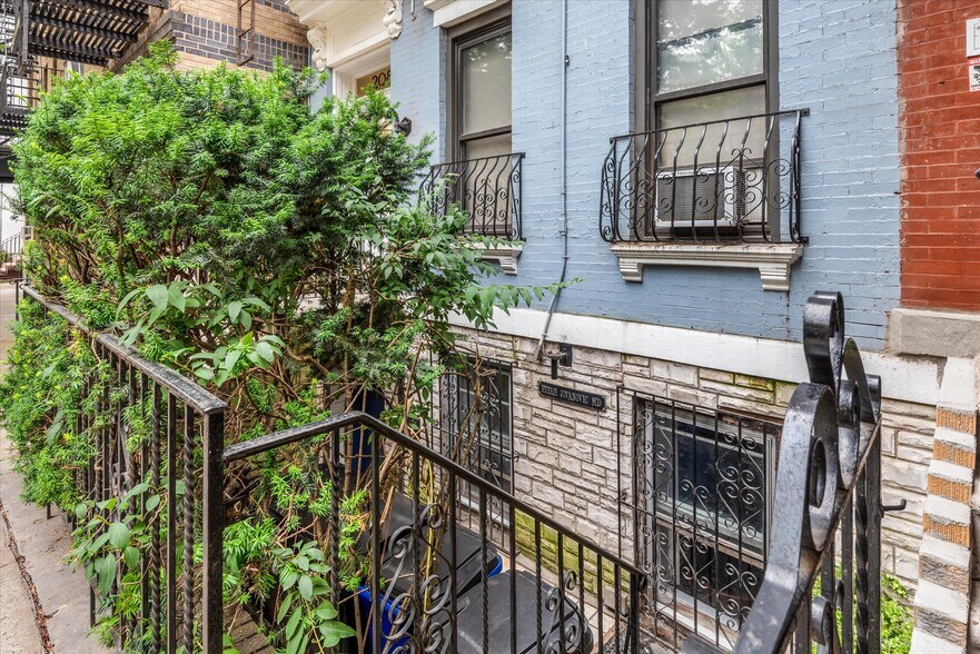 More Photos Of 208 E 75th St, New York Apartments For Lease