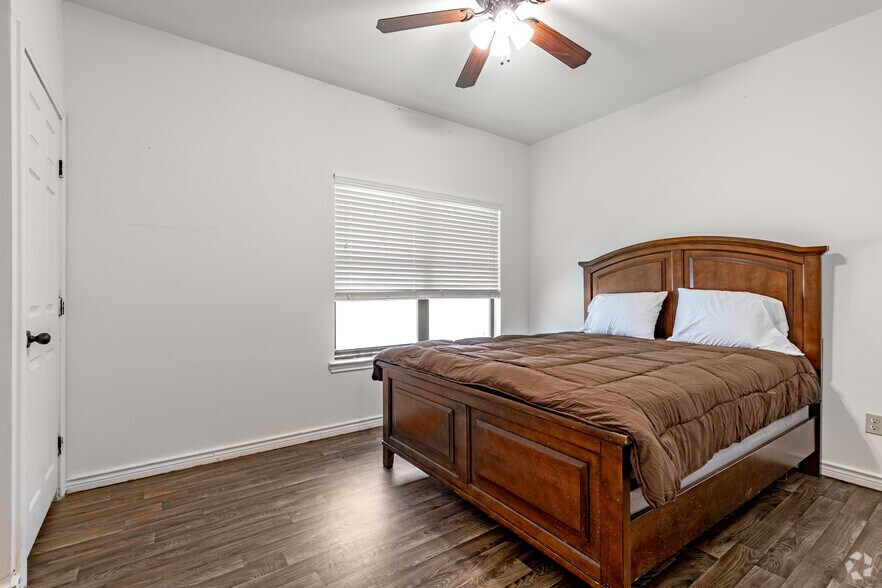 More Photos Of 2420 N 1st St, Carrizo Springs Apartments For Sale