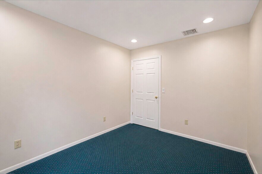 More Photos Of 147 N Ocean Ave, Patchogue Office For Sale