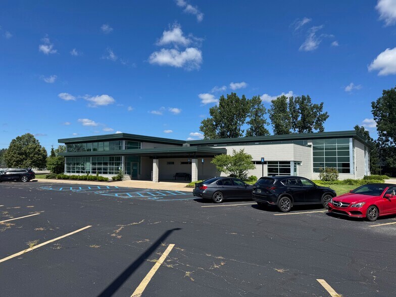 More Photos Of 3350 Broadmoor Ave SE, Grand Rapids Medical For Lease