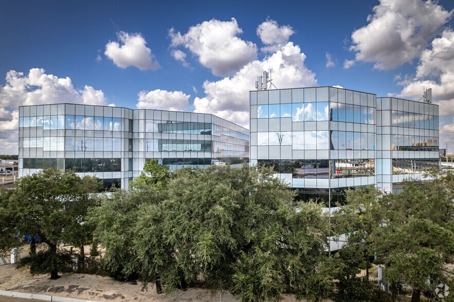 More Photos Of 5821 Southwest Fwy, Houston Office For Lease