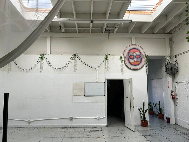 More Photos Of 1856 W Washington Blvd, Los Angeles General Retail For Sale