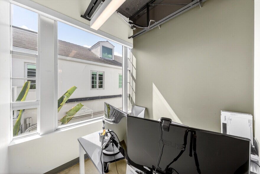 More Photos Of 7630 Biscayne Blvd, Miami Office For Lease