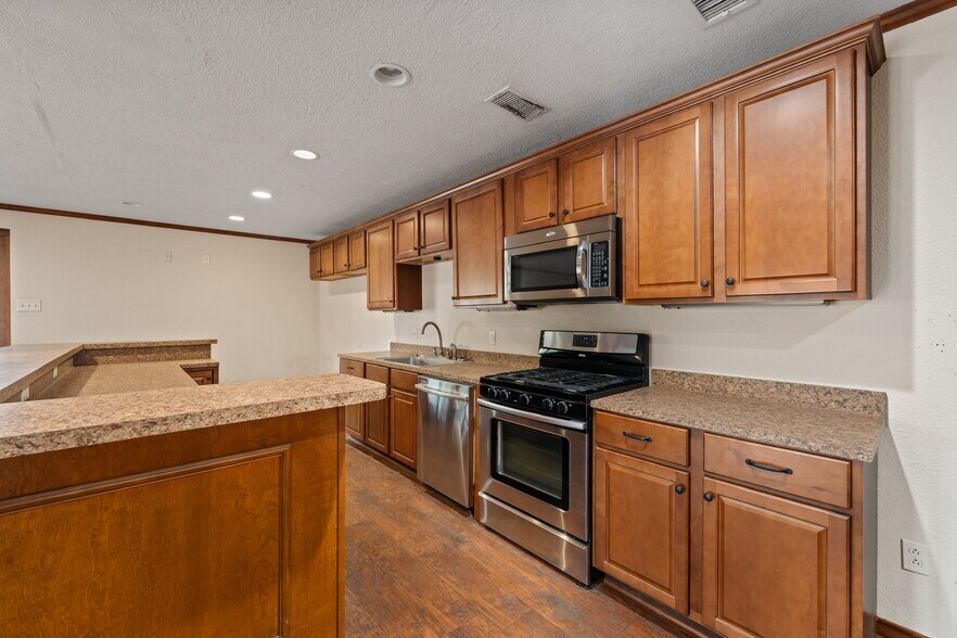 More Photos Of 6401 Rock Creek Rd, Waco Freestanding For Sale