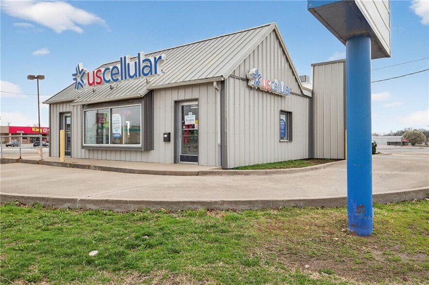 Primary Photo Of 2120 Main St, Parsons Fast Food For Sale