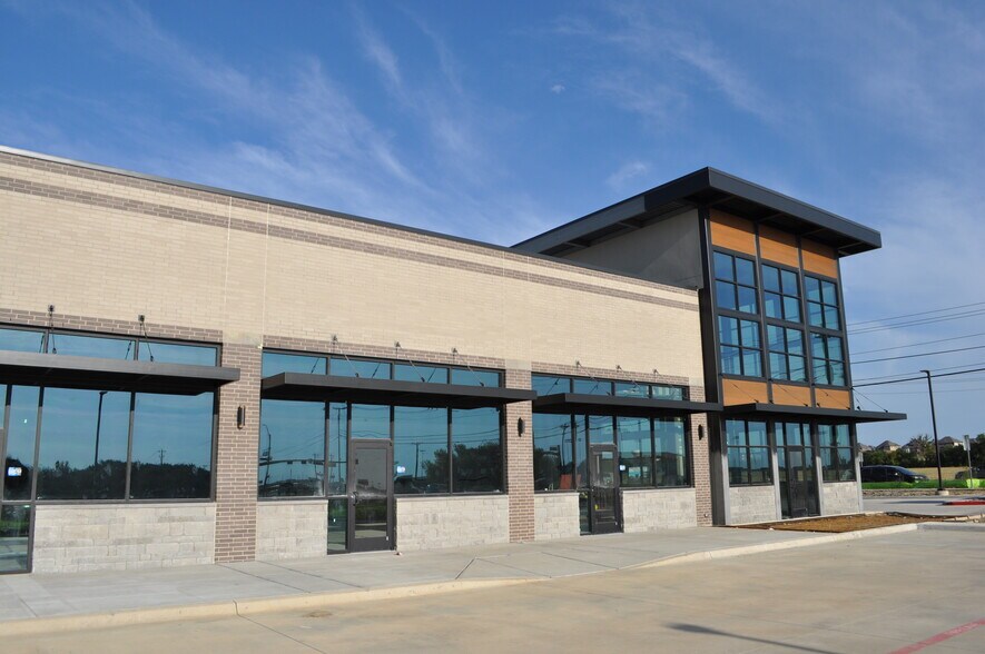 More Photos Of 590 W Frontier Pky, Celina Storefront Retail Office For Lease