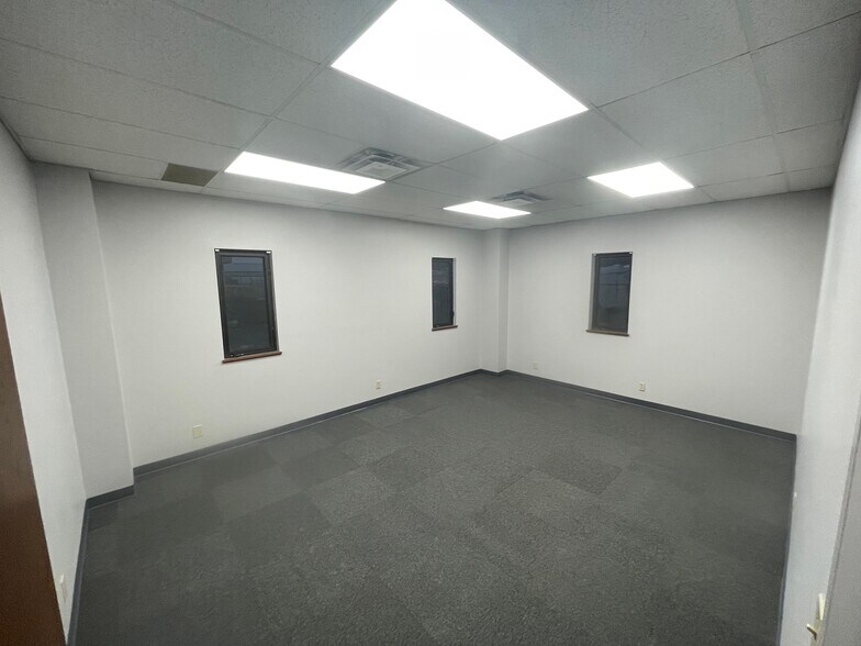 More Photos Of 101 Commerce Dr, Danville Light Manufacturing For Lease