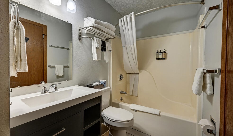 More Photos Of 702 Scott St, Gardiner Hotel For Sale