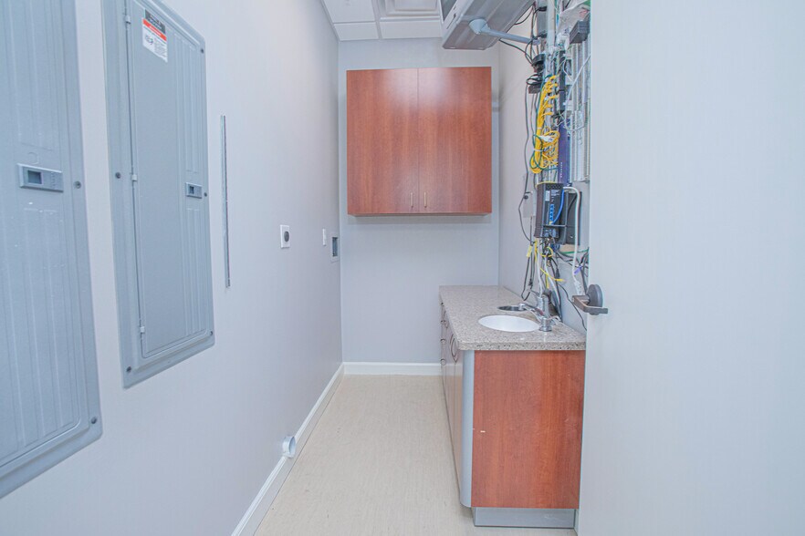 More Photos Of 6996 Piazza Grande Ave, Orlando Office For Lease