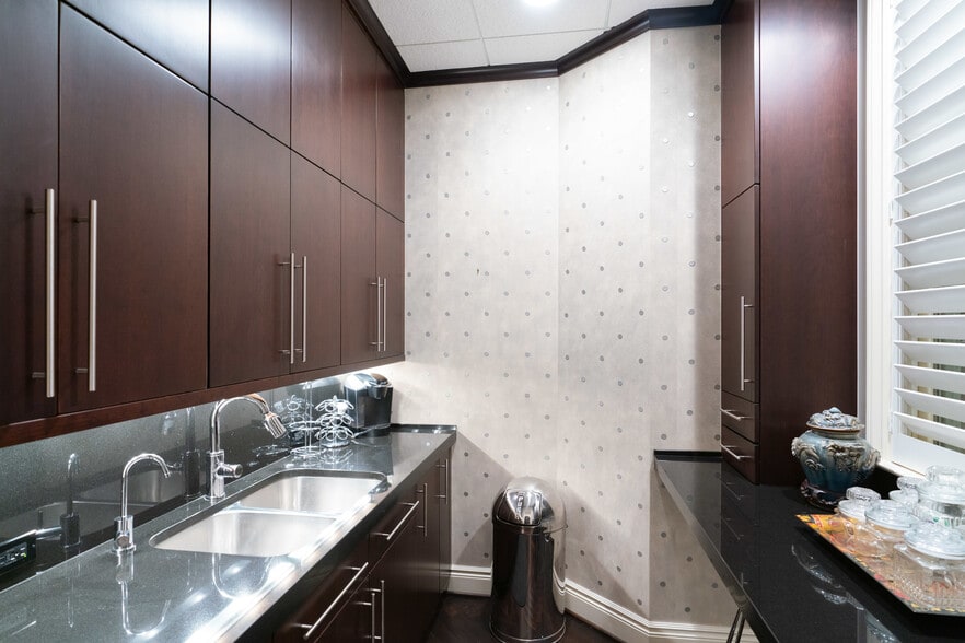 More Photos Of 112 Kercheval Ave, Grosse Pointe Farms Office Residential For Lease