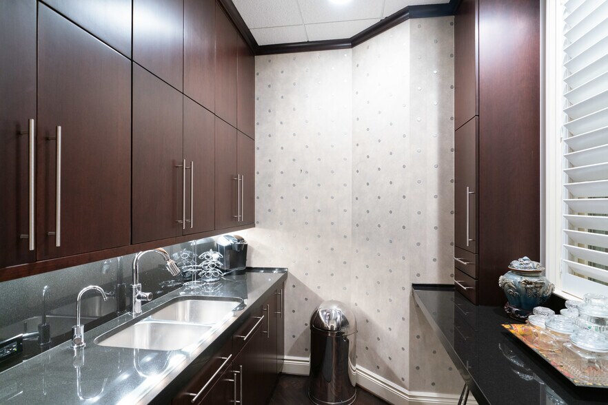 More Photos Of 112 Kercheval Ave, Grosse Pointe Office Residential For Lease