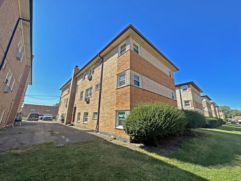 More Photos Of 2106 135th Pl, Blue Island Apartments For Sale