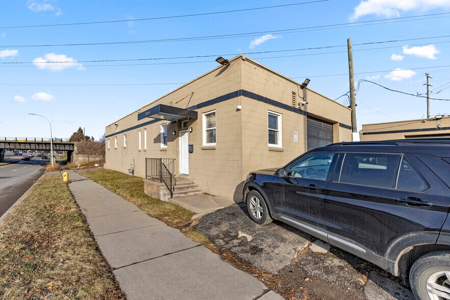More Photos Of 5420 Oakman Blvd, Dearborn Warehouse For Sale