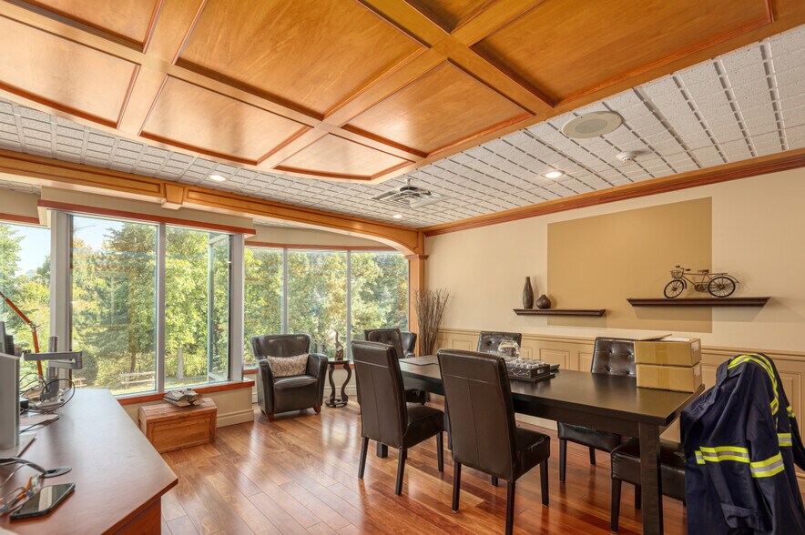 More Photos Of 274 Rue Saint-Louis, Warwick Manufacturing For Sale